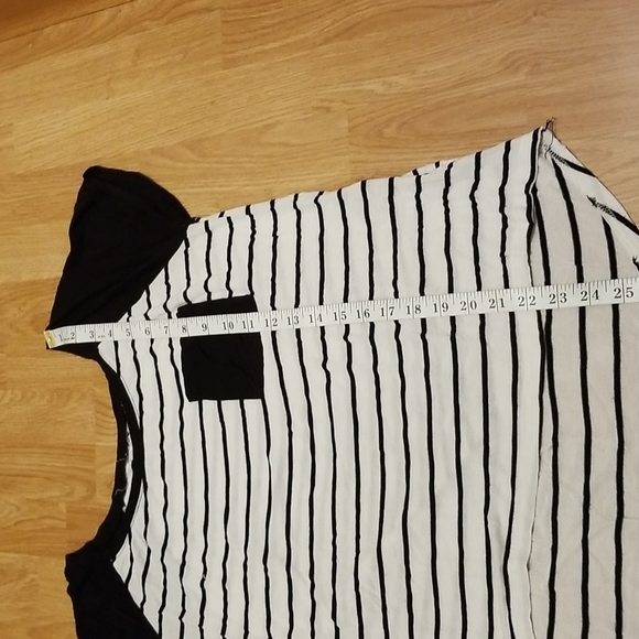 💥3/$10💥 Splash Hi-Lo Striped Short Sleeve Raglan Tee with Pocket - Picture 4 of 13